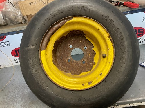Stud wheel and - smooth, tyre