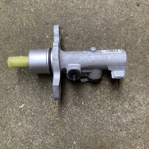 Brake master cylinder for - , saab