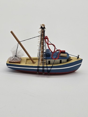 Wooden model fishing boat - ,