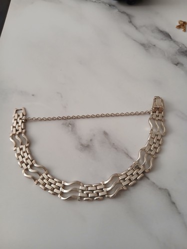 Gate bracelet with safety - gate,