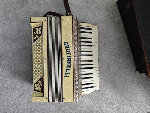 Crucianelli bass accordion - 60,