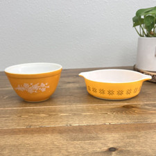 Vintage Pyrex Bowl Set - Town