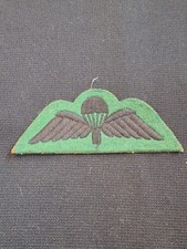 BRITISH ARMY CLOTH PARACHUTE JUMP WINGS BADGE BLACK ON GREEN