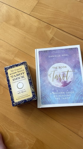 The book tarot - the,