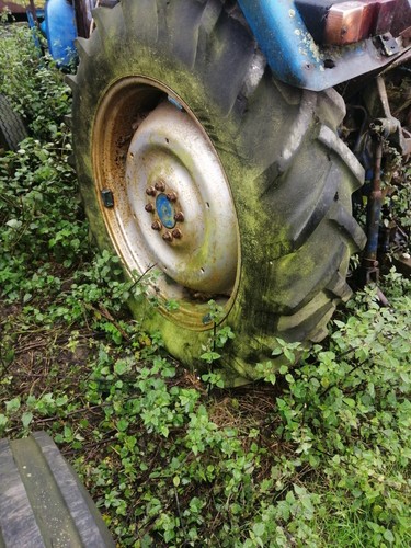 Tractor rear wheel fitted with