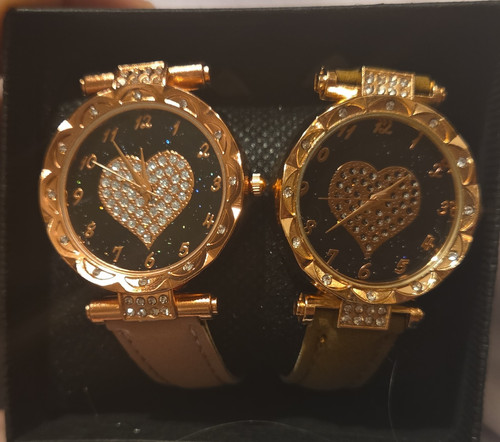 Heart gold analogue wristwatch