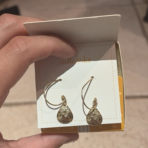 Stella dot gold tone - gold,