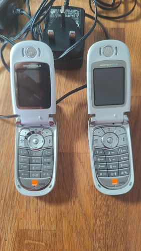 Two motorola v600 vintage flip - v600,