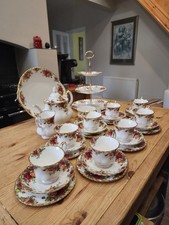 Royal Albert OLD COUNTRY ROSES eight setting tea set with three tier cake stand
