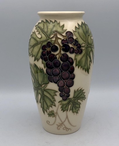 Moorcroft vase grapevine by - -,