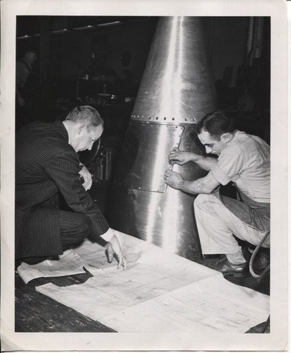 1948 press photo gun - press, factory