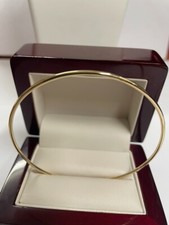 Solid 9ct yellow gold golf bangle. Weight 6 grams. Size 70mm x 1.80mm.