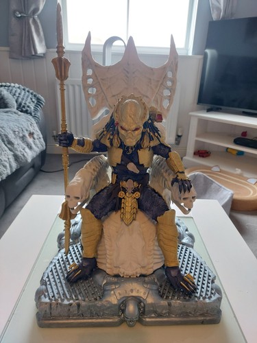 Predator statue with throne - predator,