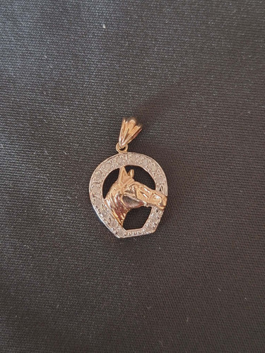 9ct gold horse shoe pendant