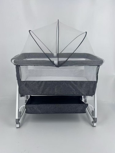 Newborns bedside bassinet - bedside,