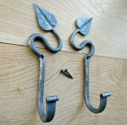 Pair leaf hook - of, hand