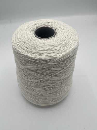 100 lambswool yarn - 100%, white