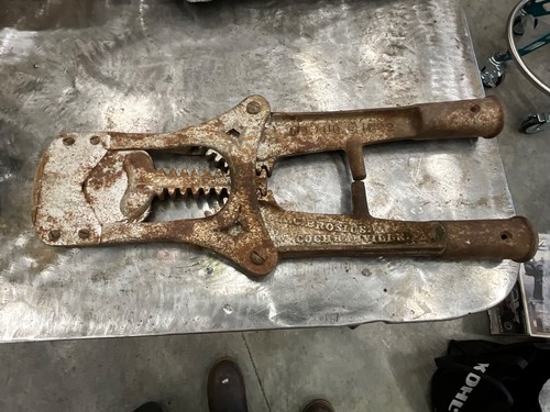 Cattle dehorner cast iron c - cattle,