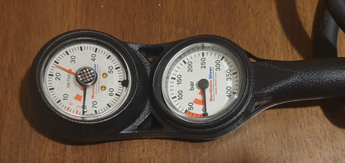 Compact diving console