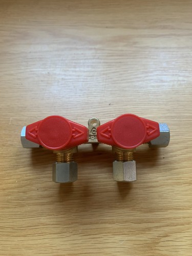 Double manifold gas isolation - manifold,