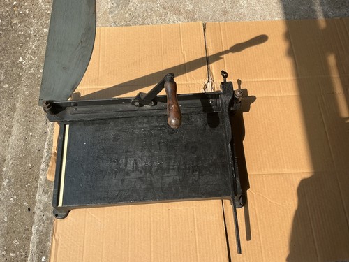 Guillotine paper cutter - guillotine,