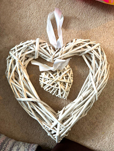 White wicker heart wall - white,