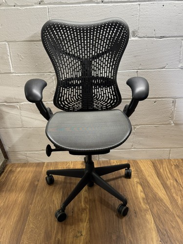 Herman miller mirra - a,