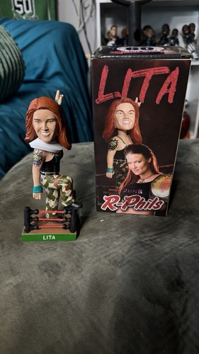 Reading fightins wwe lita - wwe,