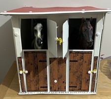 Vintage Sindy Stable with opening double stable doors and 2 Vintage Horses 