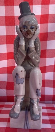 Seated clown with - clown,
