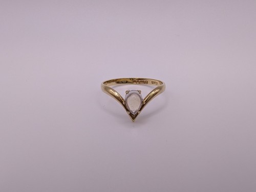 9kt yellow gold moonstone