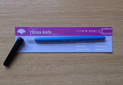 Pergamano embossing tool cross - embossing,