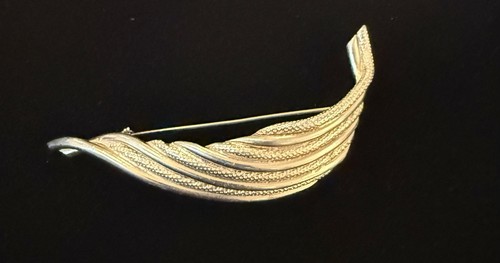 Vintage bobley gold tone leaf - bobley,