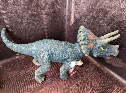 Triceraptos dinosaur large - triceraptos,