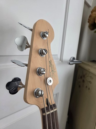 Squire fender affinity - by,