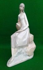 LLADRO / NAO - YOUNG GIRL WITH