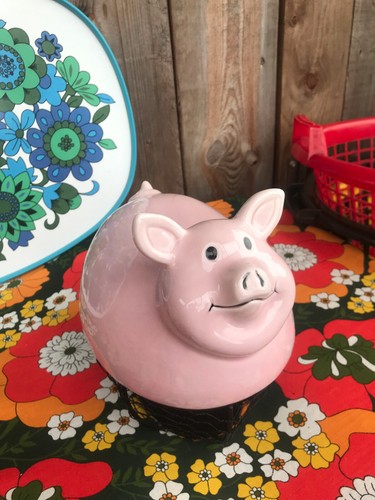 Pig egg storage - pig, basket