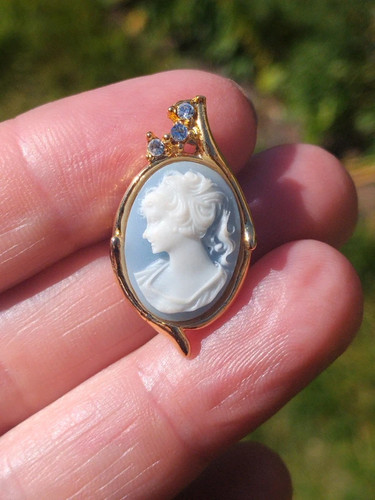 Small vintage cameo - small,