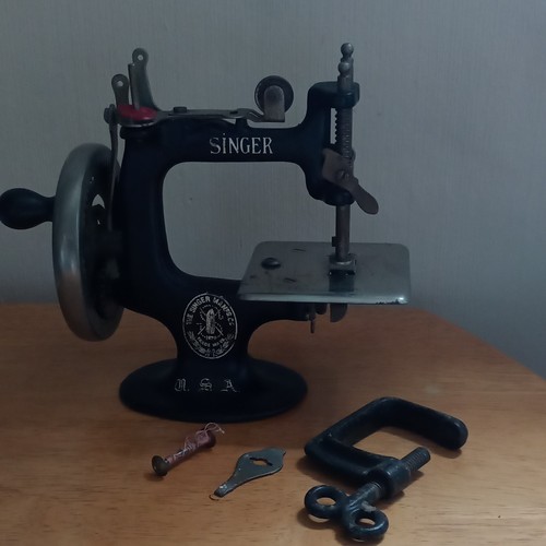 Singer mini mechanical hand - singer,
