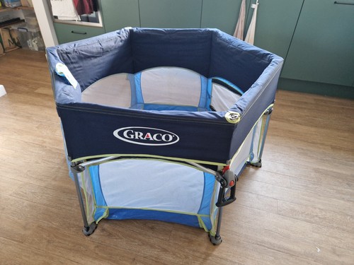Pop playpen and carry - up,