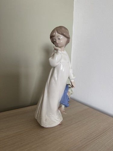 Lladro young lady - young, figurine
