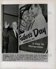 1958 Press Photo Milton Eisenhower, Father of Year, waves from Waldorf-Astoria.