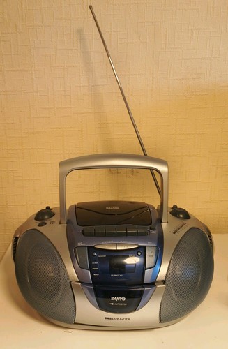 Sanyo retro portable boombox - retro,