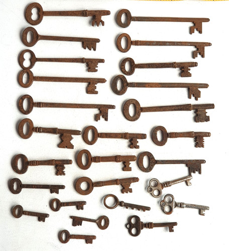 Old vintage keys - 26,