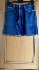 Ladies Levi Strauss Raw Hem Blue Denim Skirt With Pockets - Size 28W  15.5”L
