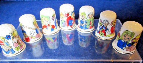 Collectors china thimbles - 7,