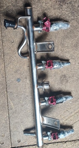 Injection rail with - , injectors