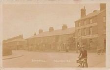 POSTCARD  BUCKS  BRADWELL  NEWPORT ROAD  CYCLIST - SHOPS       -  Circa 1928  RP