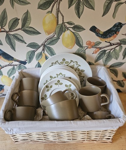 Meakin dinnerware set in - j&g,