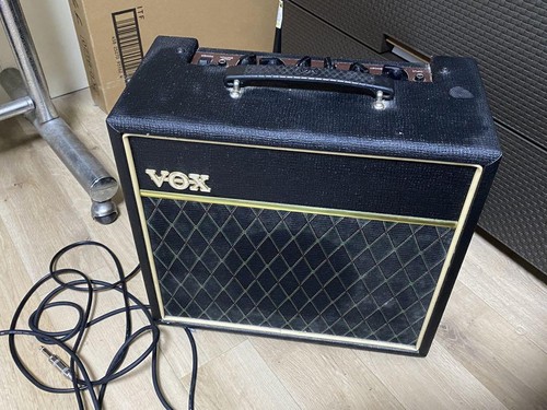 Vox guitar amplifier v9158 - vox,